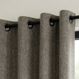 detail afbeelding van gordijn gemaakt van 100% wolvilt in warm antraciete kleur voorzien van zwarte zeilrigen