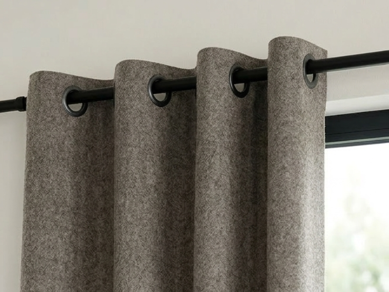 detail afbeelding van gordijn gemaakt van 100% wolvilt in warm antraciete kleur voorzien van zwarte zeilrigen